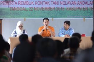 Zumi Zola saat melakukan tatap muka bersama petani Tebo.